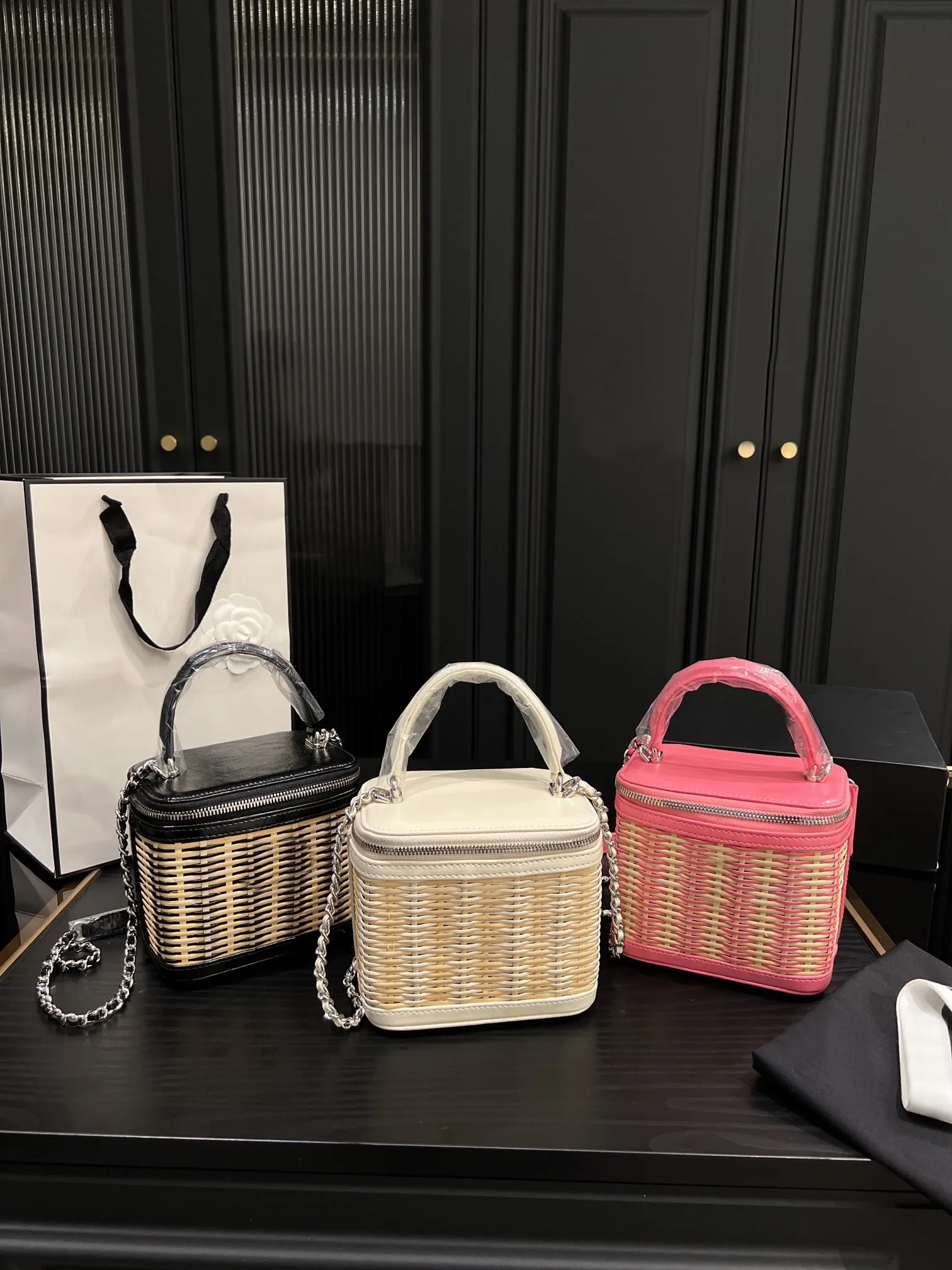 

Designer bag mini handbag summer cool woven makeup box classic grass beach bag silver metal chain shoulder bag zipper closed makeup box women's fashion outdoor cross, Pink