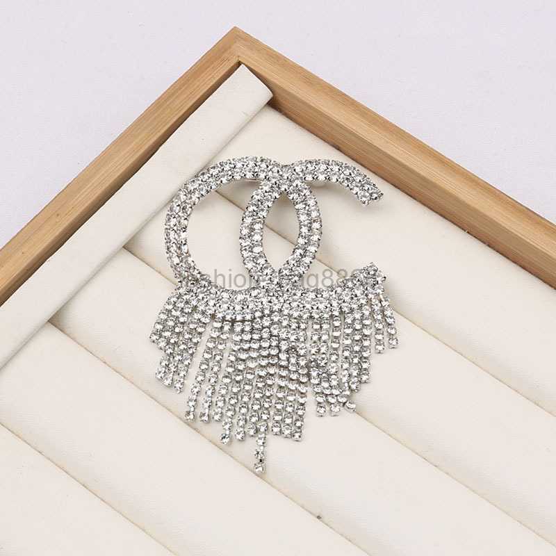 

Designer brooch Luxury gold-plated Pin brooches Fashion jewelry Girl pearl diamond brooch Premium gift Couple family wedding party Accessories