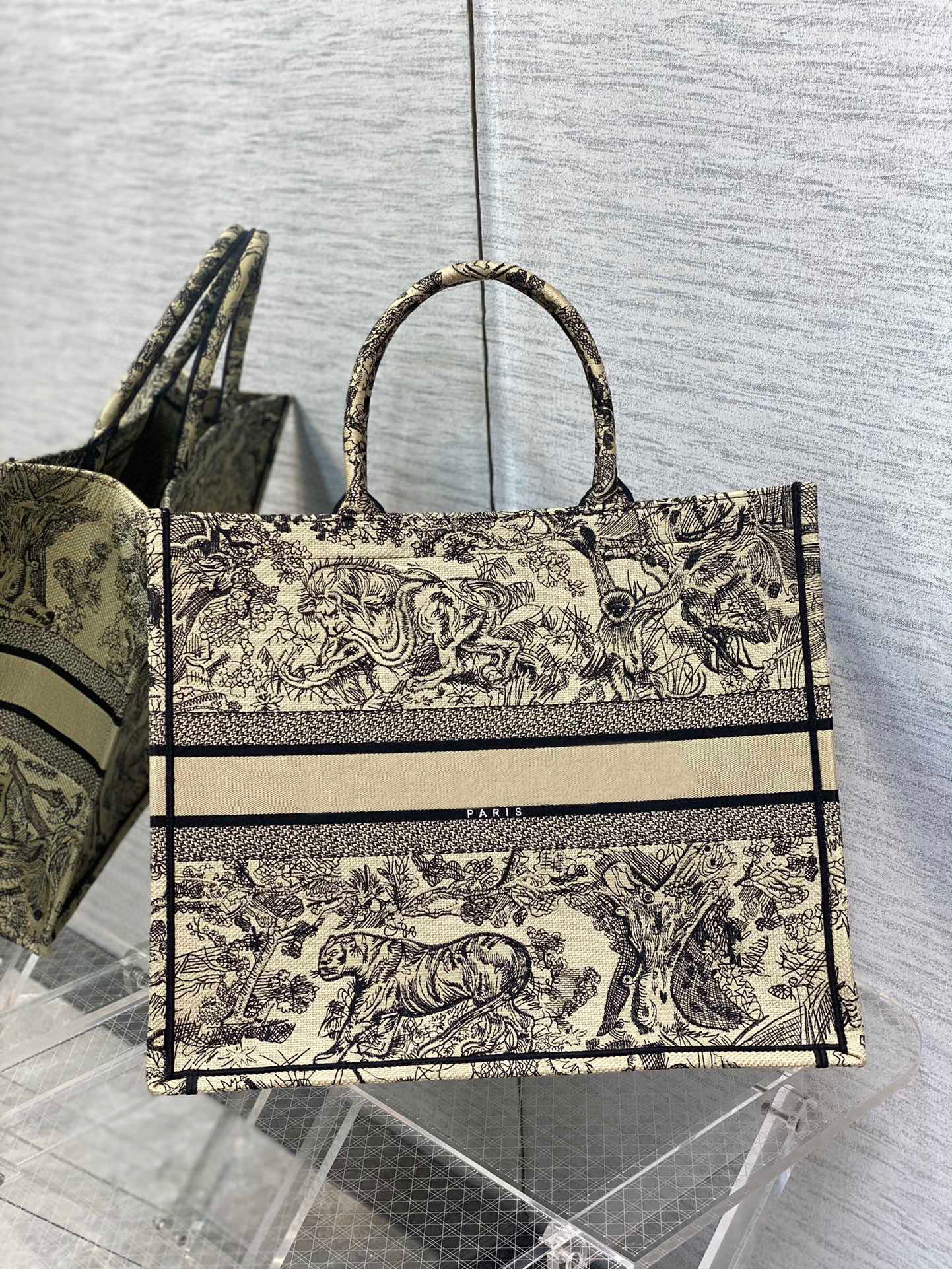 

2023 New women's shopping bag high-end custom quality handbag Tiger embroidery process perfectly meet the use of daily travel fashion