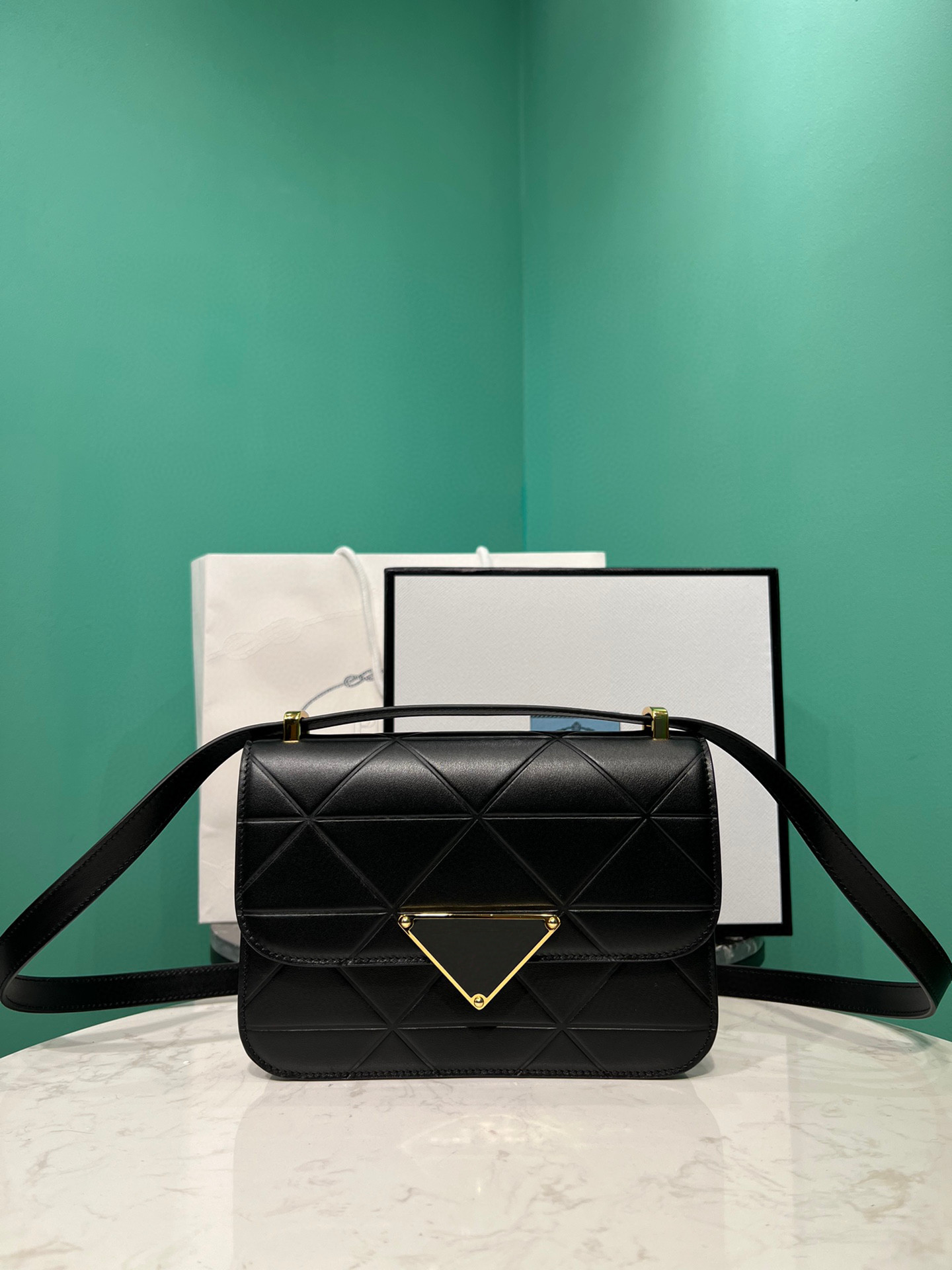 

2023 new Diamond check crossbody bag This bag adopts cowhide pure hand-made triangular diamond check design shoulder bag is simple and atmospheric fashion full, Black
