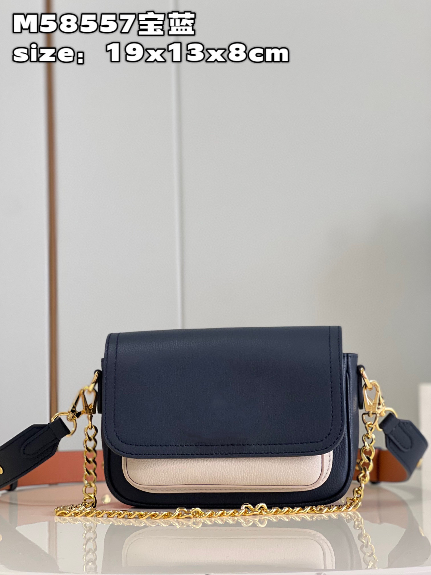 

2023 Women's top-level original single replica handbag, with a curved contour of grain cowhide leather, and detachable wide shoulder straps and chain handles, Blue