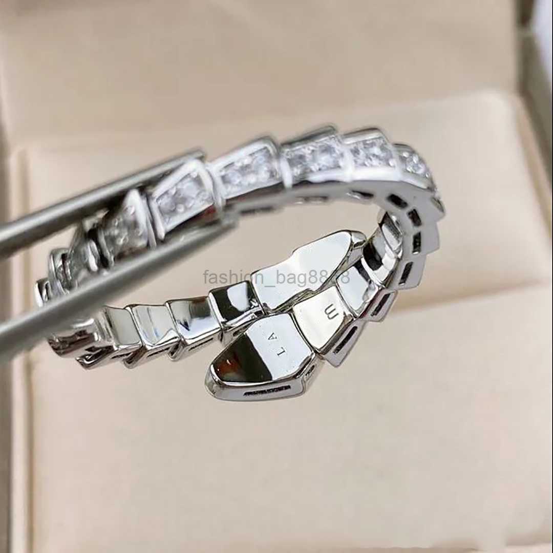 

Desingers Ring Men and Women Width and Narrow Version Luxurys Open Rings Easy to Deform Lady Silver Snake Plated Light Bone Full Diamond Pattern Couple nice