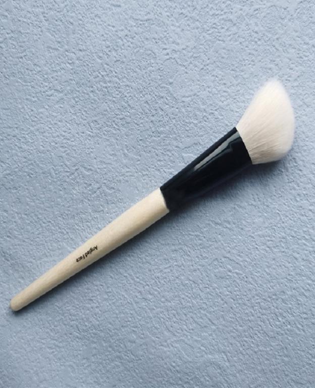 

ANGLED FACE MAKEUP BRUSH Soft Sturdy Blush Powder Highlighter Contour Cosmetics Brush Beauty Tool2036168