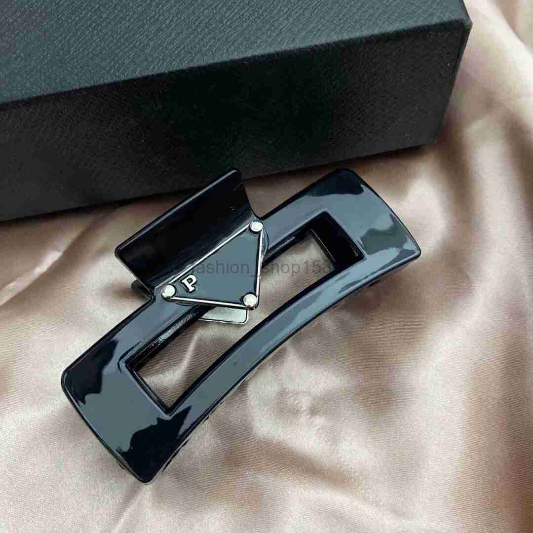 

Luxury Barrettes Designer Womens Triangle P Letter Hairpin High Quality Brand Classic Versatile Leisure Hairclips Fashion Black Shark Hairpin Hair Clips