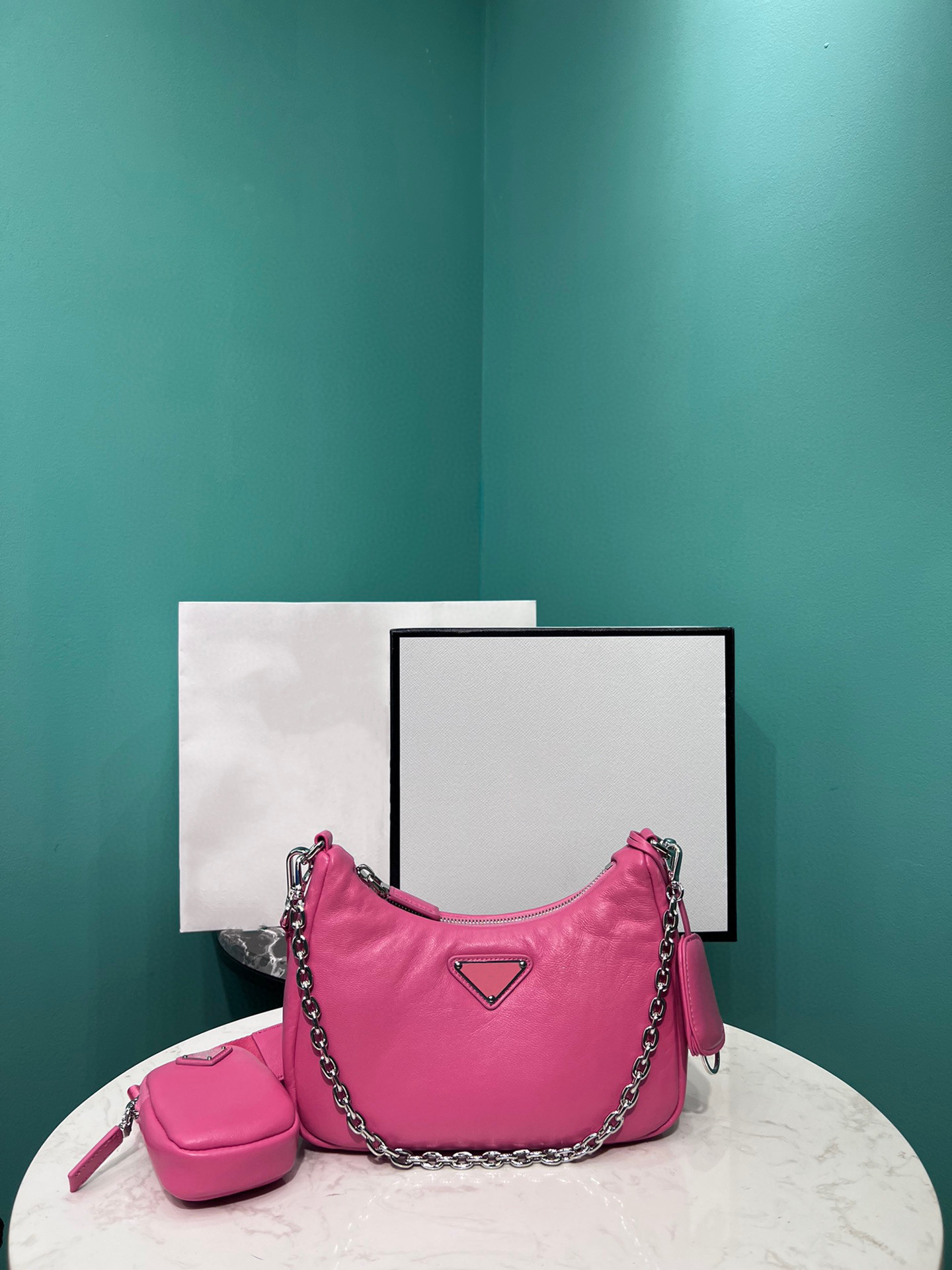 

Sheepskin three in one for a minimalist silhouette, equipped with detachable nylon long shoulder straps and a small bag on a favorite shoulder strap