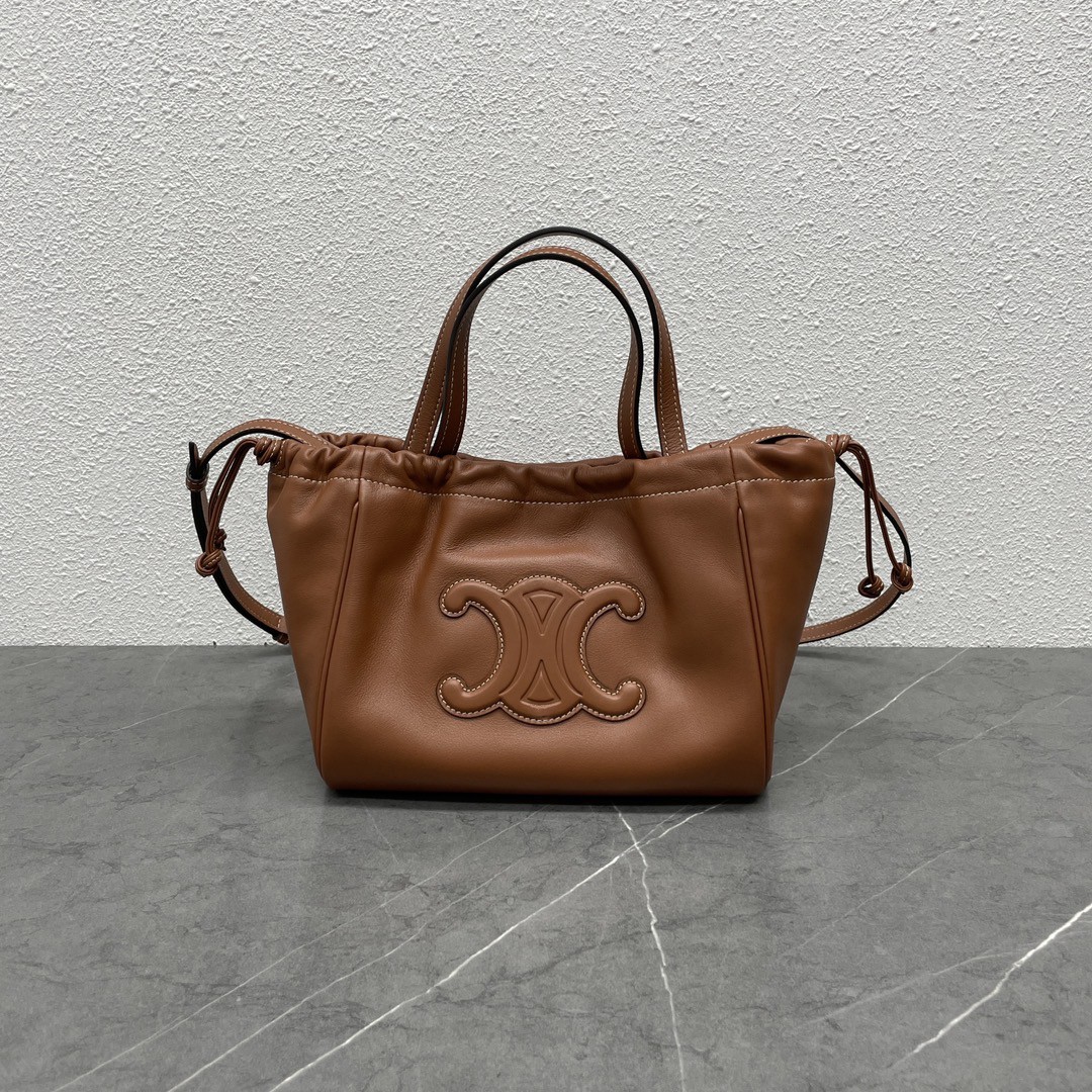 

The design of the 2023 new women's handbag is basically the same as the large one, and a detachable long shoulder strap is added Top quality