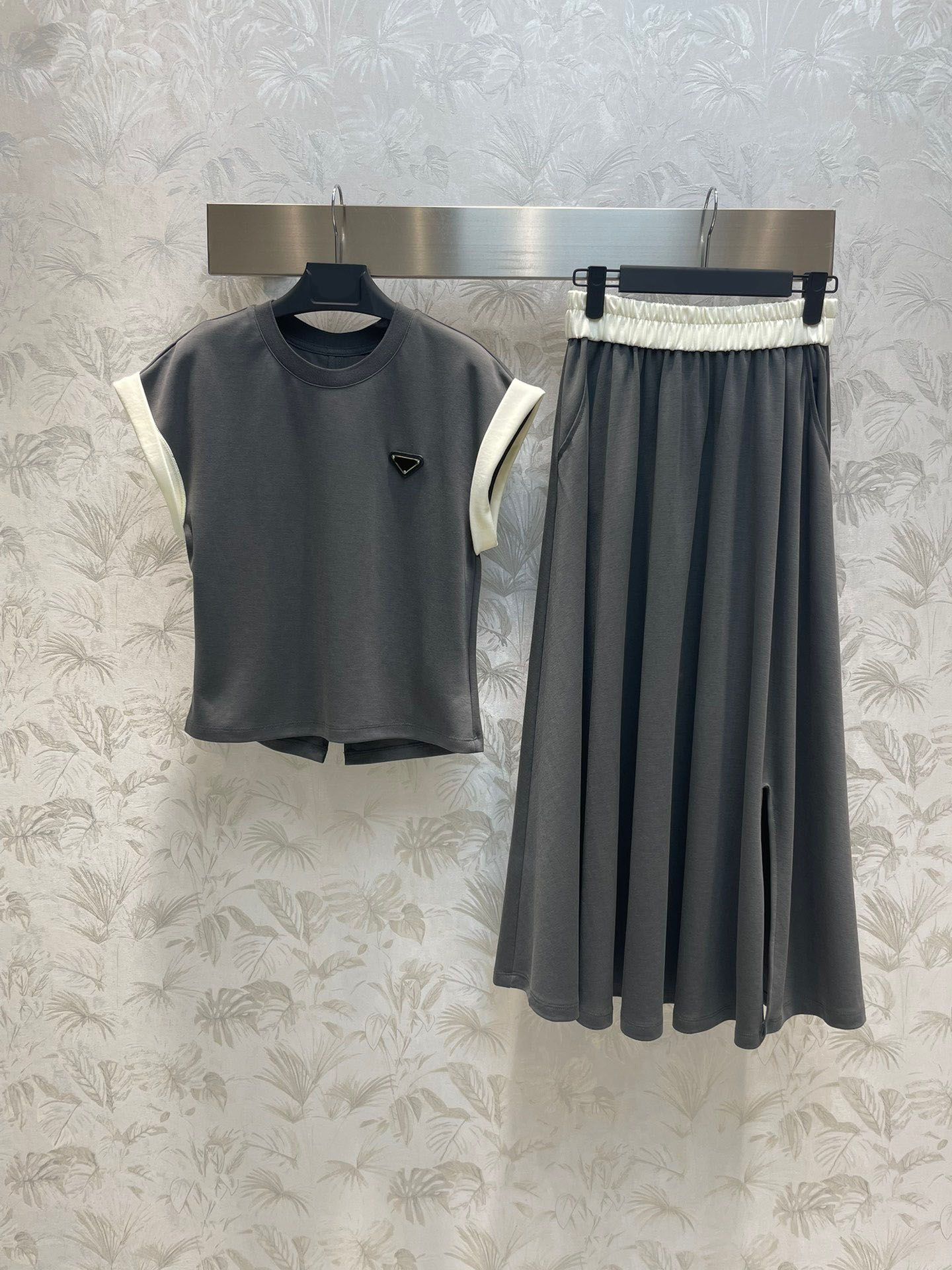 

2023 Designer Skirt Set Women O-neck Sleeveless Loose Tops And High Waist Long Skirt 2 Piece Suits Summer Casua Vest Set Streetwear, Black