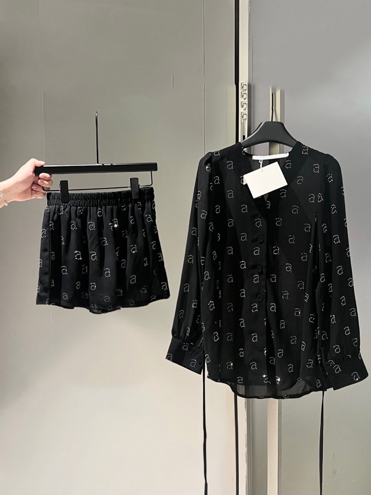 

Fashion 2023 2 Pcs Tracksuit Women Shorts Set Letter Design Long Sleeve V-neck Shirt Tops And Waist Loose High Mini Shorts Two Piece Sets, Black