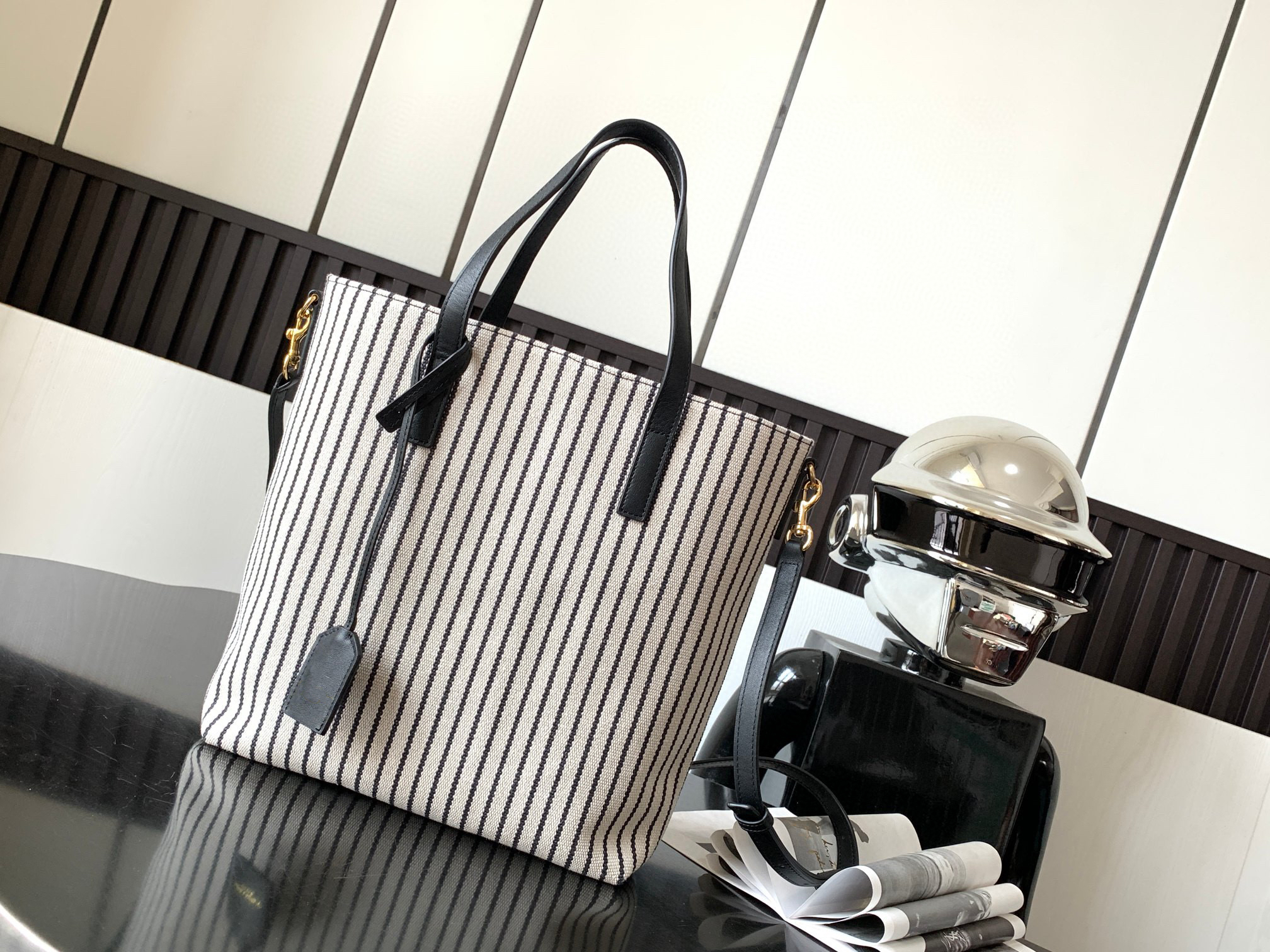

Women's shopping bag, paired with a flat handle, detachable shoulder straps, snap closure design, embellished with leather, super large capacity!