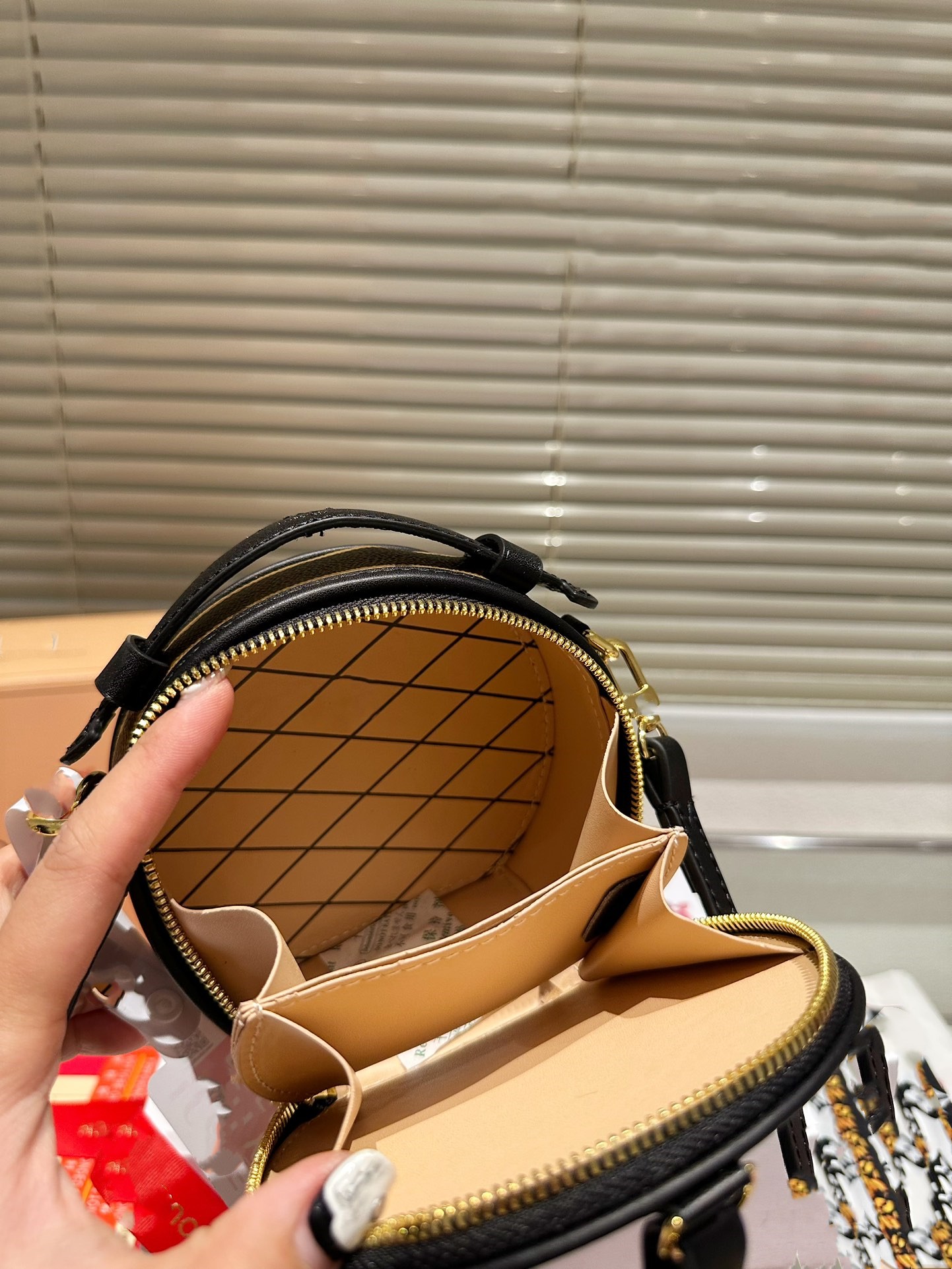 

Small Round Bag Women's 2023 New Fashion Old Flower Shoulder Bag Personalized Trend Round Cake Mini Crossbody Bag, Brown