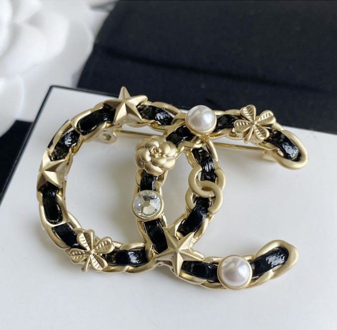 

20Style Double Letters Pins Brooch Luxury Brand Design Women Small Sweet Wind Brooches Pearl Suit Pin Jewelry Clothing Decoration High-Quality Accessories
