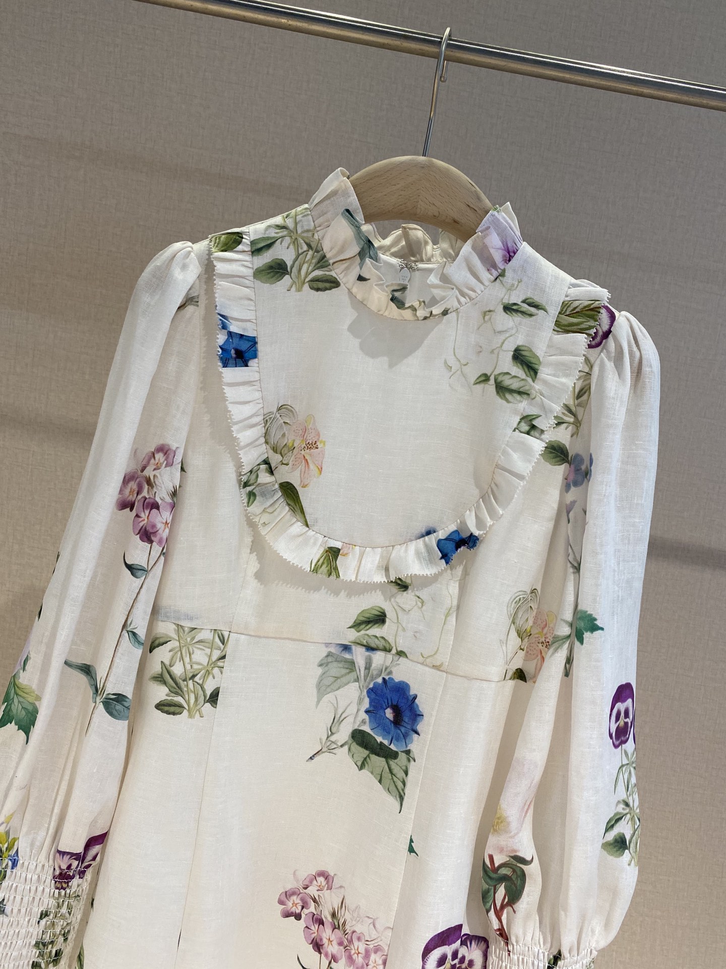 

2023 dress women designer clothing summer dress Linen small lace standing collar, chest U-shaped patchwork lace style+cuffs elastic threaded bubble sleeves, White