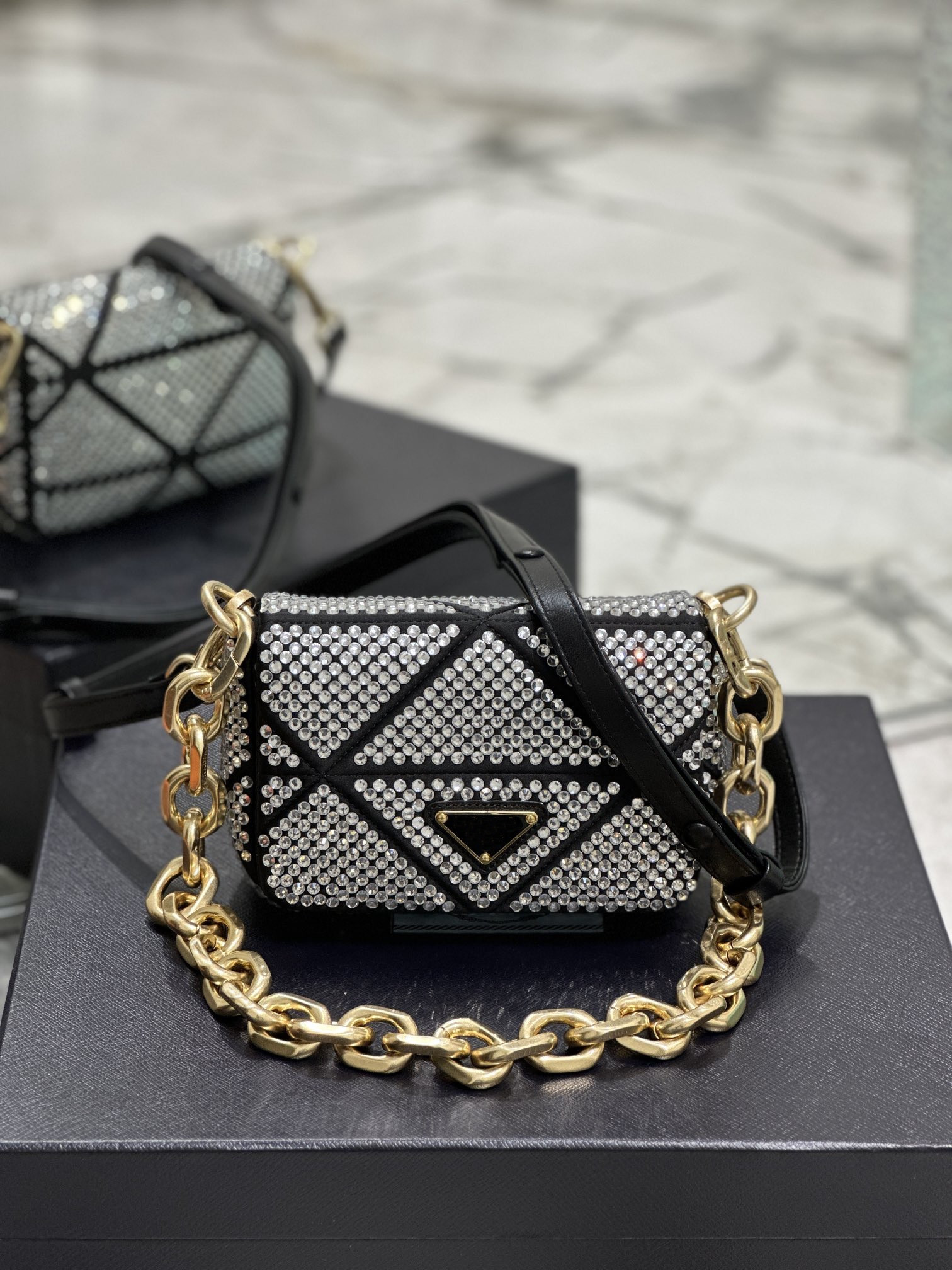 

The 2023 new crystal bag features a full body crystal and stitching, with a luxurious interior stitching that outlines a triangular pattern on this mini handbag, Gold