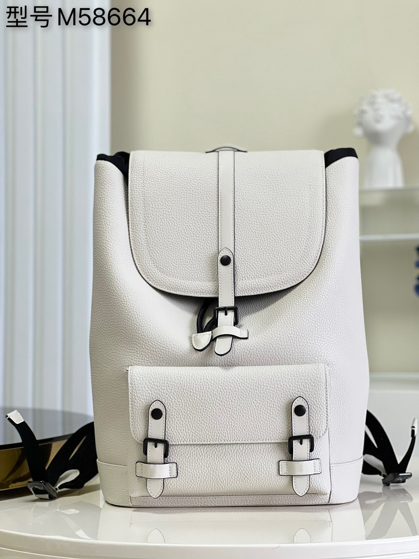 

This classic backpack design in 2023 features delicate leather for a lightweight feel, with a fixed double seam flip to continue the logo