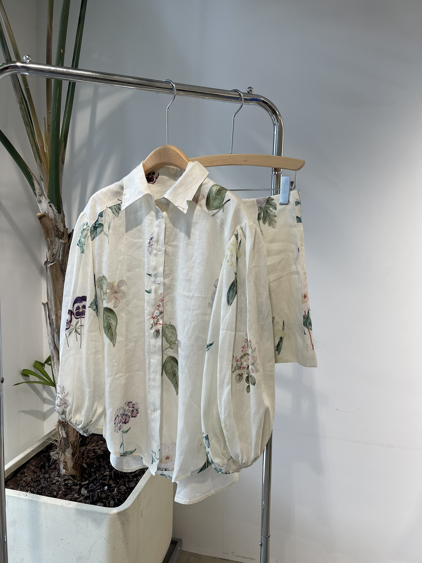 

2023 two pieces dress, Australian designer brand, a fusion of floral and linen fabrics, lantern sleeve shirt paired with casual shorts, White