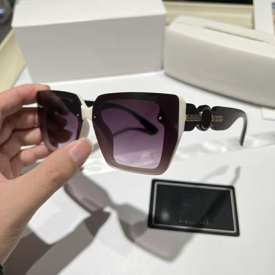 

Luxury Square Sunglasses for Women Fashion Brand Deisnger Full Frame UV400 Lens Summer Womens Style 8051 Top Quality Come With Case