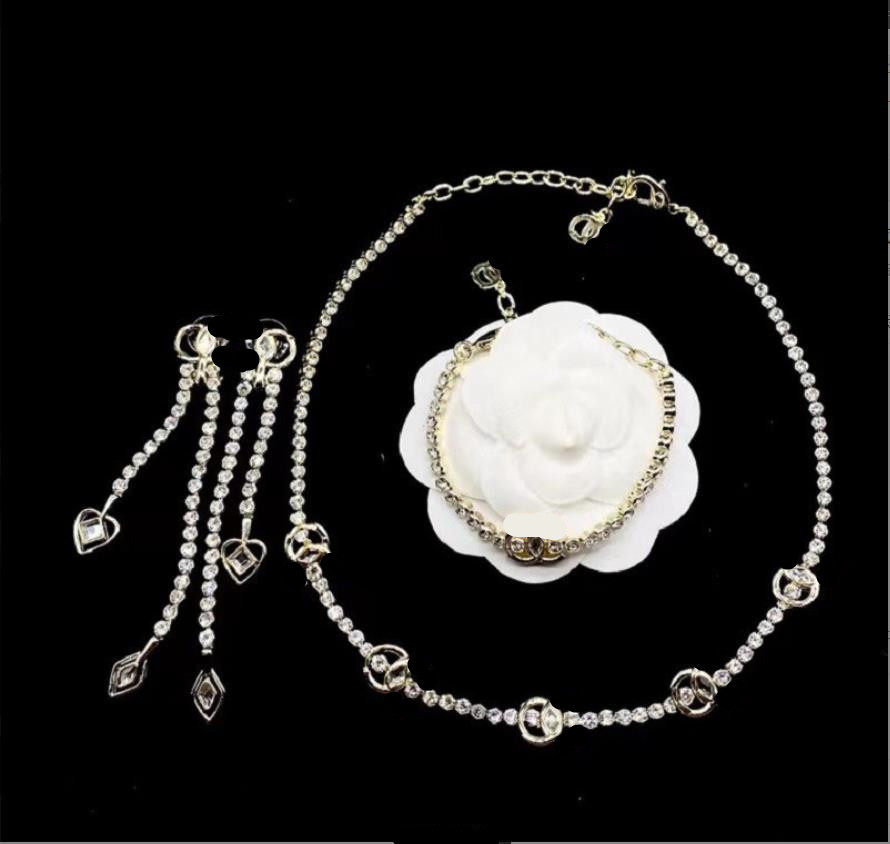 

Pendant Necklaces European and American high-quality popular jewelry, rhinestones, heart-shaped tassels niche design 925 silver needle earrings, necklace, bracelet