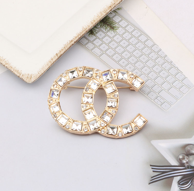 

Luxury Design Brand Desinger Brooch Women Love Crystal Rhinestone Pearl Letter Brooches Suit Pin Fashion Jewelry Clothing Decoration Accessories Famous