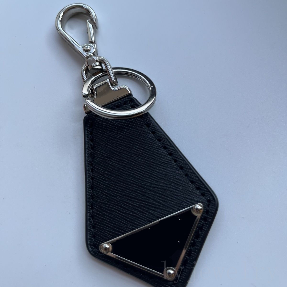

Plated silver key chains black leather keyring women men delicate portachiavi triangular fashion accessories heart shape designer keychain for men PJ056 C23