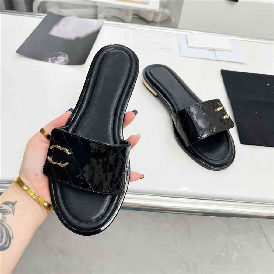 

Fashion Slippers 2023 Channel Luxury design Summer Men flat Women Slope Heel Leather Rubber Letter Logo Casual Sandals 09-06
