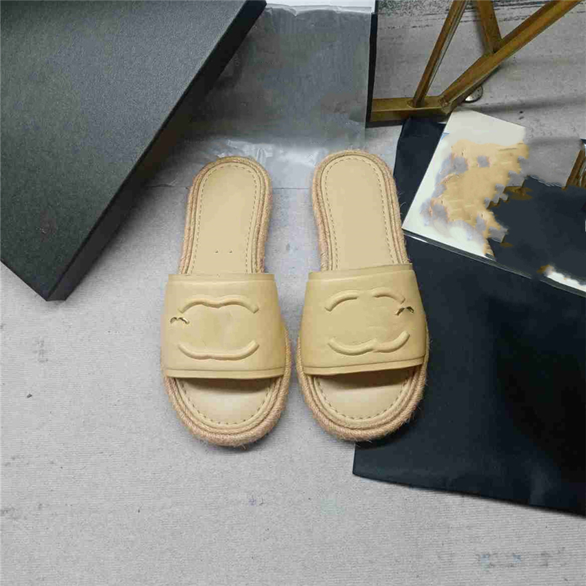 

Fashion Slippers 2023 Channel Luxury Design Summer Men and Women Flat Shoes Thick Sole Leather Rubber Letter Logo Casual Cartoon Slippers 08-08