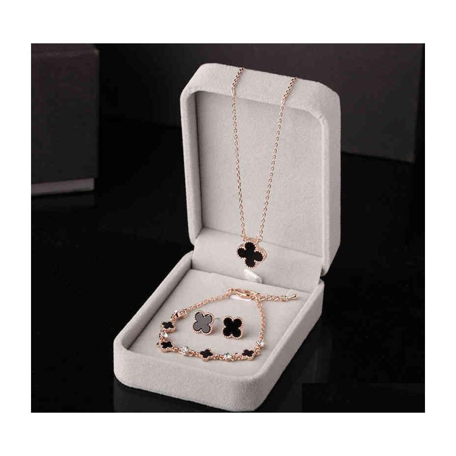 

Pendant Necklaces Designer Style Clover Necklace Bracelet Earrings Threepiece Set Allmatch Friends Student Clavicle Dhinj