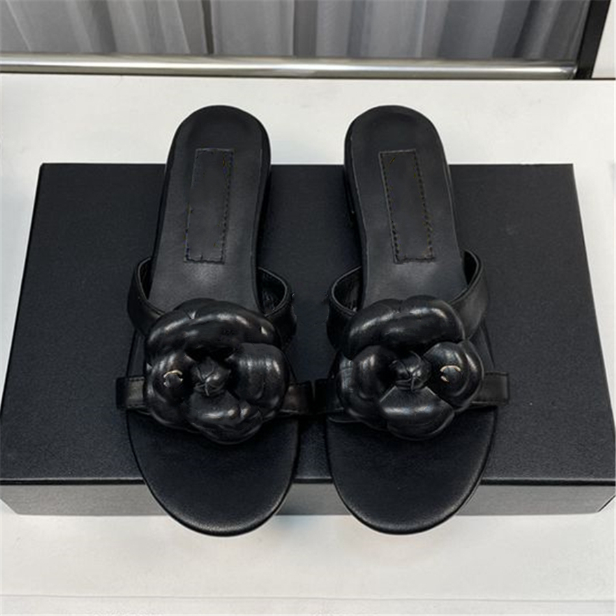 

Fashion Slippers 2023 Channel Luxury Design Summer Men and Women Flat Shoes Thick Sole Leather Rubber Letter Logo Casual Cartoon Slippers 09-01
