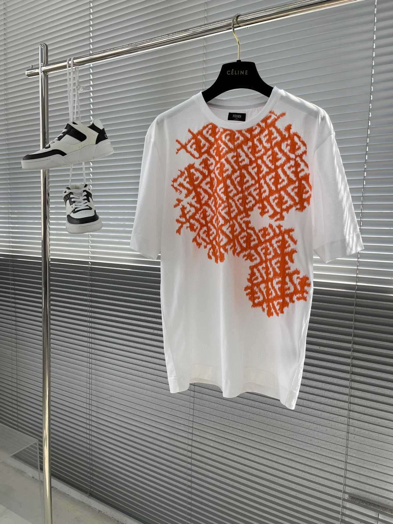 

fend1/fend1 23 Summer New Korean Edition Collar Embroidery Short Sleeve T-shirt Simple and Elegant Unisex Style, Black