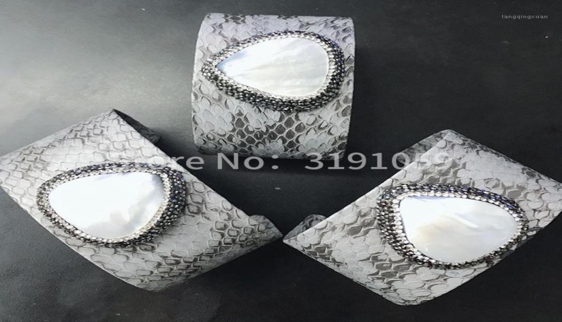 

Bangle skin Bracelet Inlaid With Natural Heart-shaped Shell Of The Street Fashion Bangle18849548