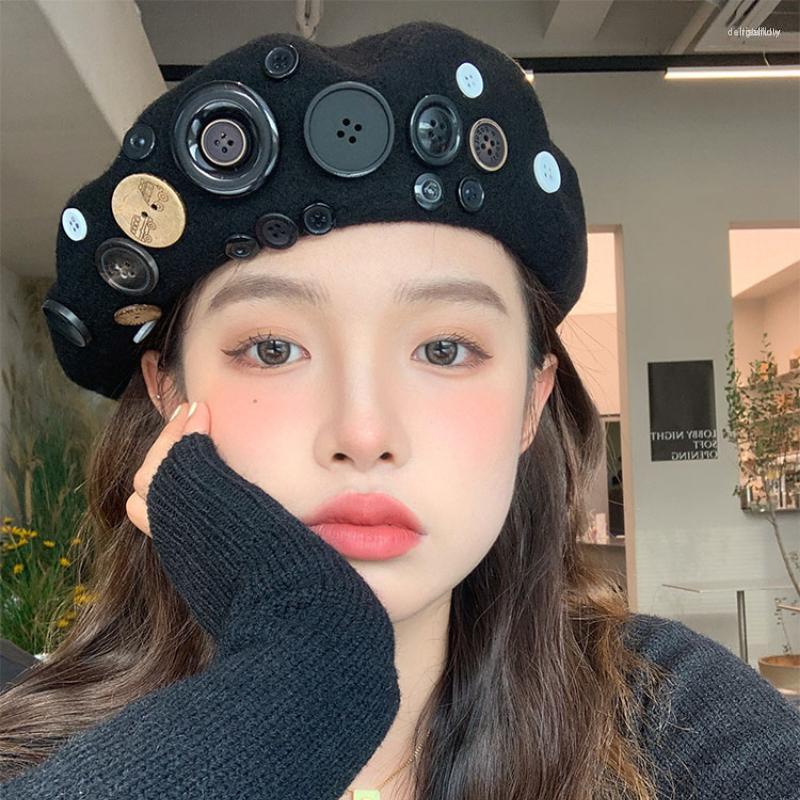 

Berets Japanese Niche Button Decoration Beret Cap Autumn Winter Retro British Temperament Black Warm Trend Painter Hat Women Caps, Green