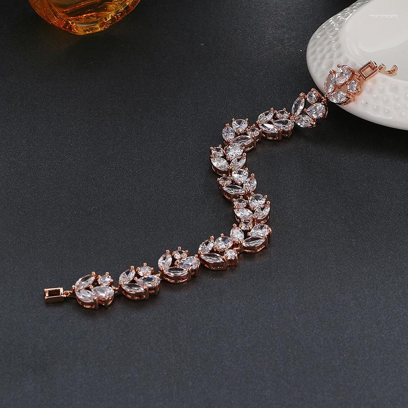 

Link Bracelets SUGU Dazzling Fashion Shiny Design White Zirconia Flower For Brides Charming Wedding Dress Jewelry Accessories