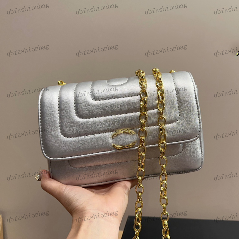 

Designer Womens Shoulder Bag Leather Flap Slit Makeup Case Hardware Metal Buckle Gold Carved Chain Crossbody Bags Brand Large Capacity Mouth Red Packet 21x12cm
