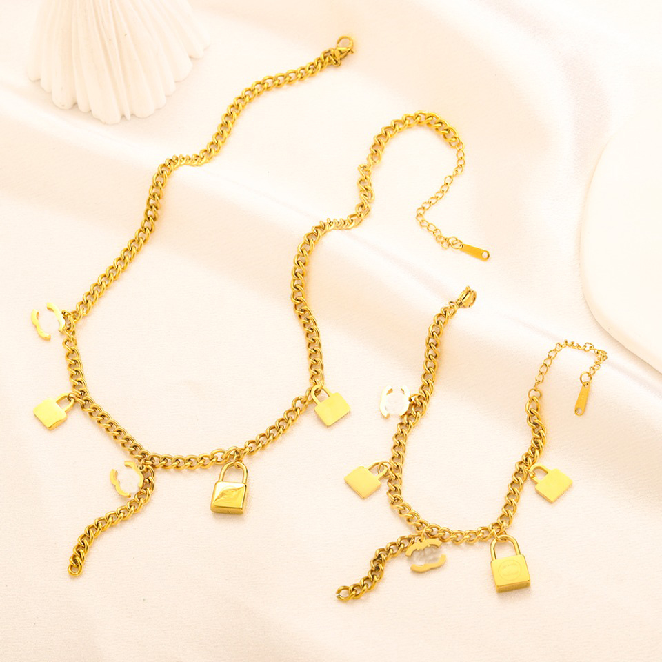 

Luxury Design Brand Letter Jewelry Set Hip Hop Style 18K Gold Plated Bracelet Chokers Necklace High Quality Stainless Steel Bangle Necklaces Vacation Jewellry Gift, As pic