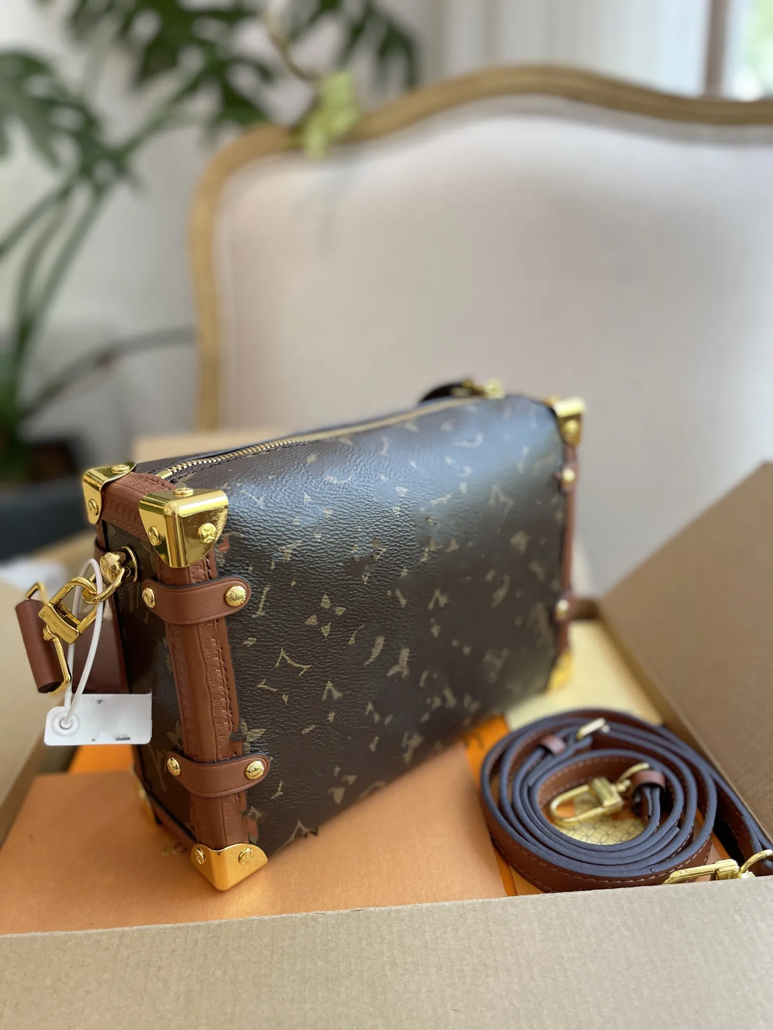 

Classic Print TRUNK Women's Fashion Shoulder Bag Handbag Metal Decoration Men's Retro Street Trend Backpack, Yellow
