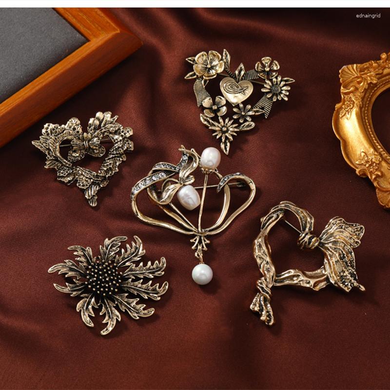 

Brooches Vintage Women Baroque Heart Pearl Badges Retro Fashion Metal Simple Design Pins Crosage For Lady Party Wedding Gift