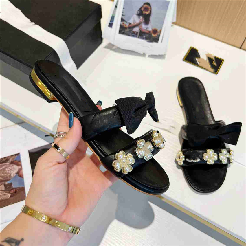 

Fashion Slippers 2023 Channel Luxury Design Summer Men and Women Flat Shoes Thick Sole Leather Rubber Letter Logo Casual Cartoon Slippers 08-04