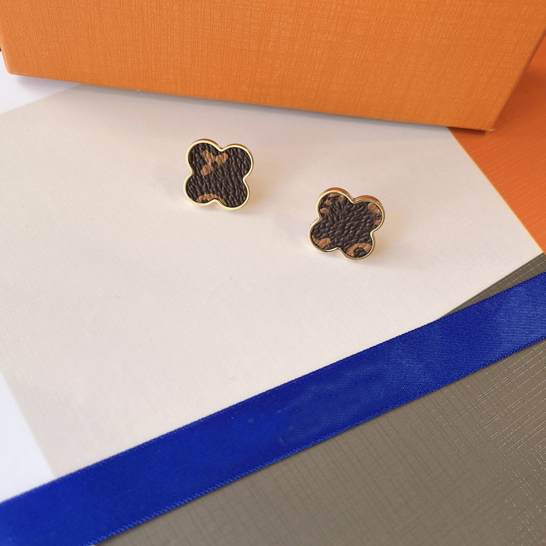 

Brand Designer Four-leaf Clover Stud Earrings Forwomen High-end Stainless Steel 18K Gold Plated Earring Leather Material Letter Print Womens Holiday Jewelry Gift
