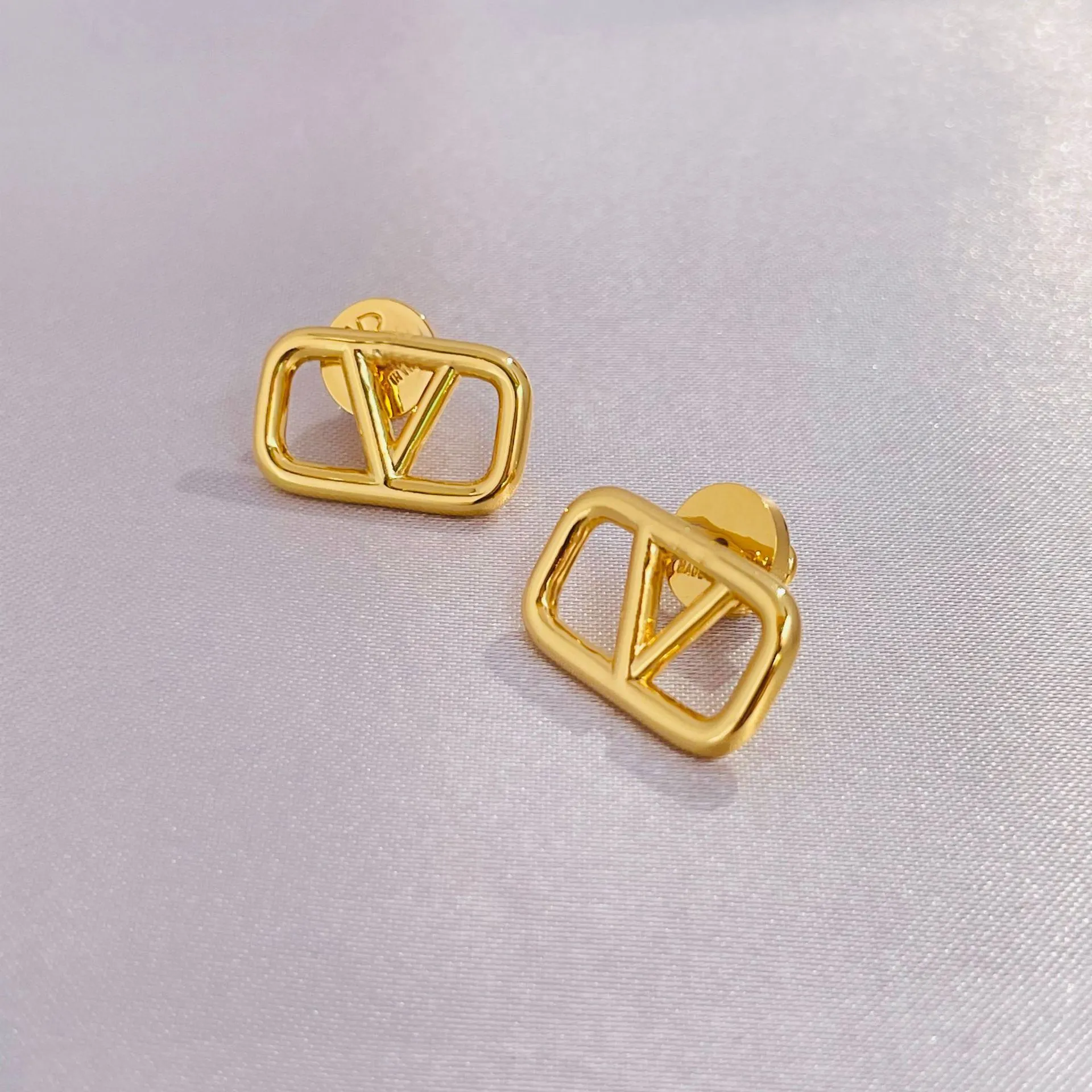 

Fashion Jewelry Luxury Women Earrings Designer Stud V Pattern Engagement Earring For Lady Gifts