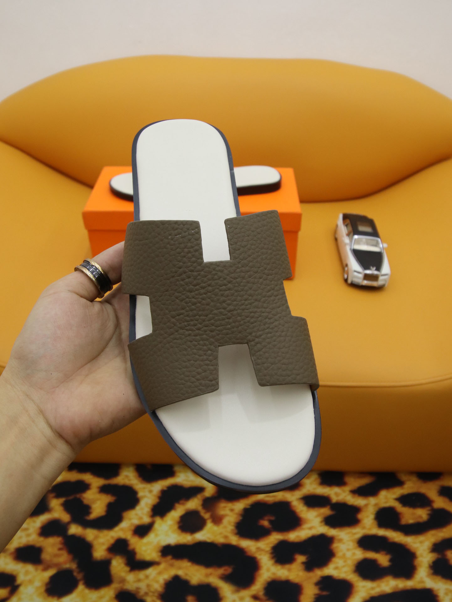 

Men Slippers Designer Leather Sandals Izmir Flip Flop Oran Heritage Calfskin Sandals Summer Lazy Large Beach Casual Slides