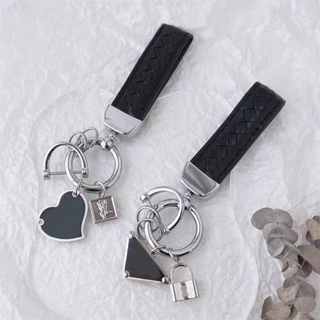 

Unisex designer keychain fashion leather keychains delicate holiday gift bags charms metal heart triangle love pattern luxury keyrings holiday gifts PJ056 C23