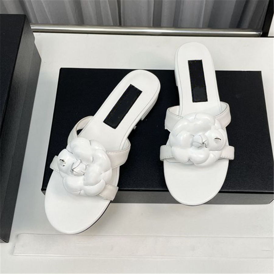

Fashion Slippers 2023 Channel Luxury Design Summer Men and Women Flat Shoes Thick Sole Leather Rubber Letter Logo Casual Cartoon Slippers 09-02