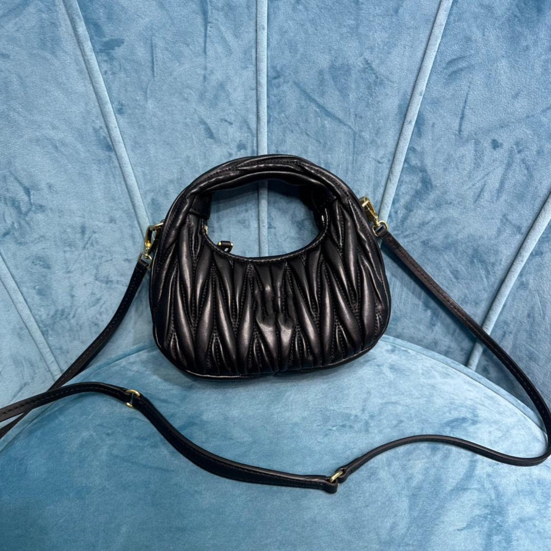 

2026 New women's crossbody bag high-end quality single shoulder bag sheepskin material handbag retro frosted hardware bag overall strong shape full of personality