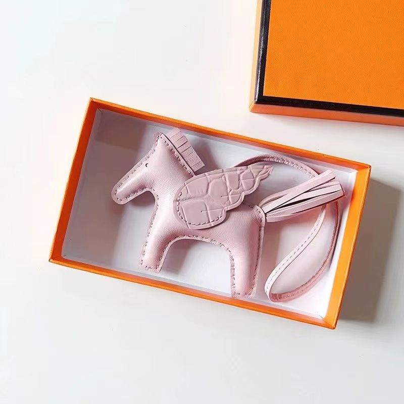 Designer Keychain Swift Sheepskin Horse Bag Charm Keychains Luxury Paddock Keyring Real Leather Nano Pegasus Pendant Wing Flying Ornament11 pink