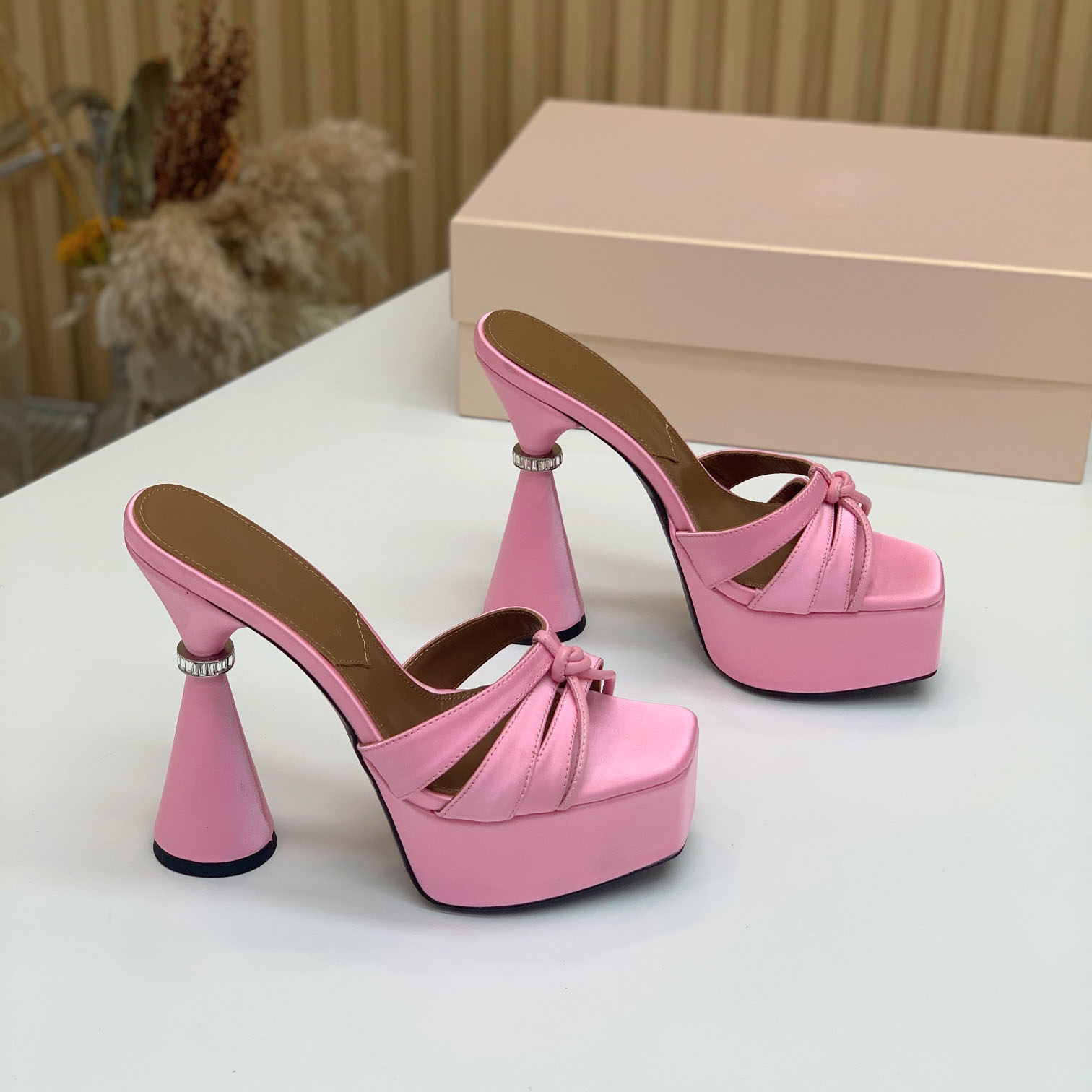 

Retro chunky sandals Aesthetic of three-dimensional sculpture Sandals Sexy Slippers Designer shoes Women Party Heels Factory Shoes with box, White