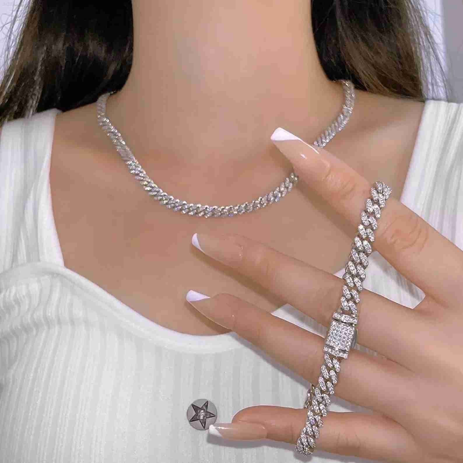 

Iced Out Hiphop Men Cuban Link Chain 6mm 925 Sterling Silver Jewelry with Vvs Moissanite Cuabn Necklace