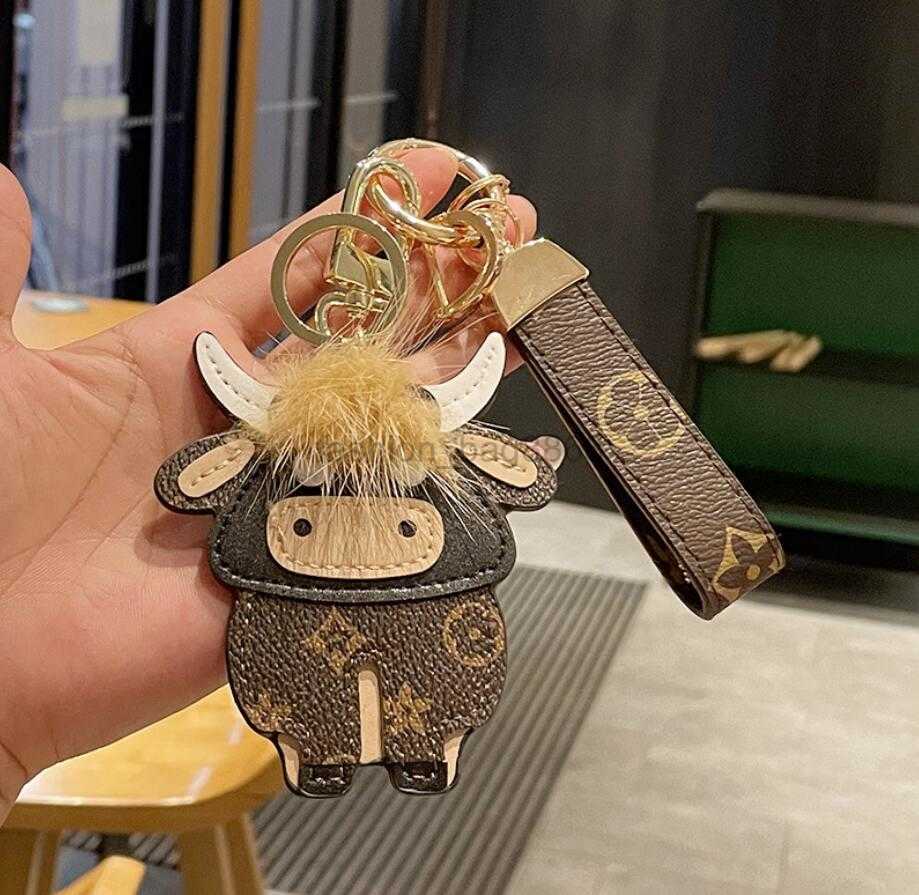 4 styles Retro Brand Designer Keychain Brown for Men and Women Classic Key Ring Car Backpack Cellphone Pendant Cartoon Cow Printing Calf PU Leather