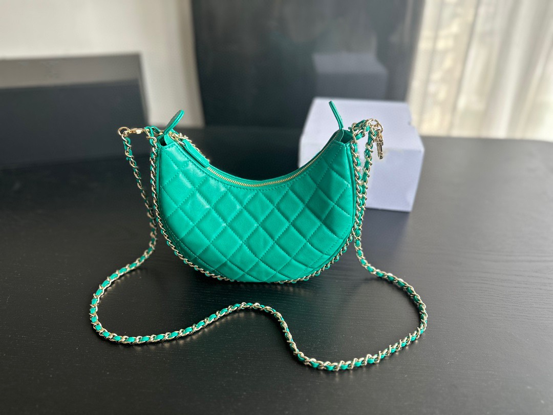 

2023 New women's crossbody bag high-end quality shoulder bag sheepskin moon bag shallow gold hardware capacity can be put daily necessities very good-looking AP3232