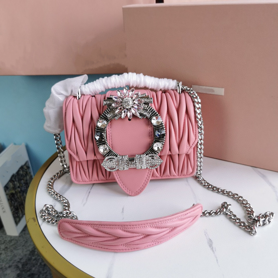 

2023 new women's high-end quality new copper diamond buckle chain bag with sheep skin and silk inside is very fashionable and practical