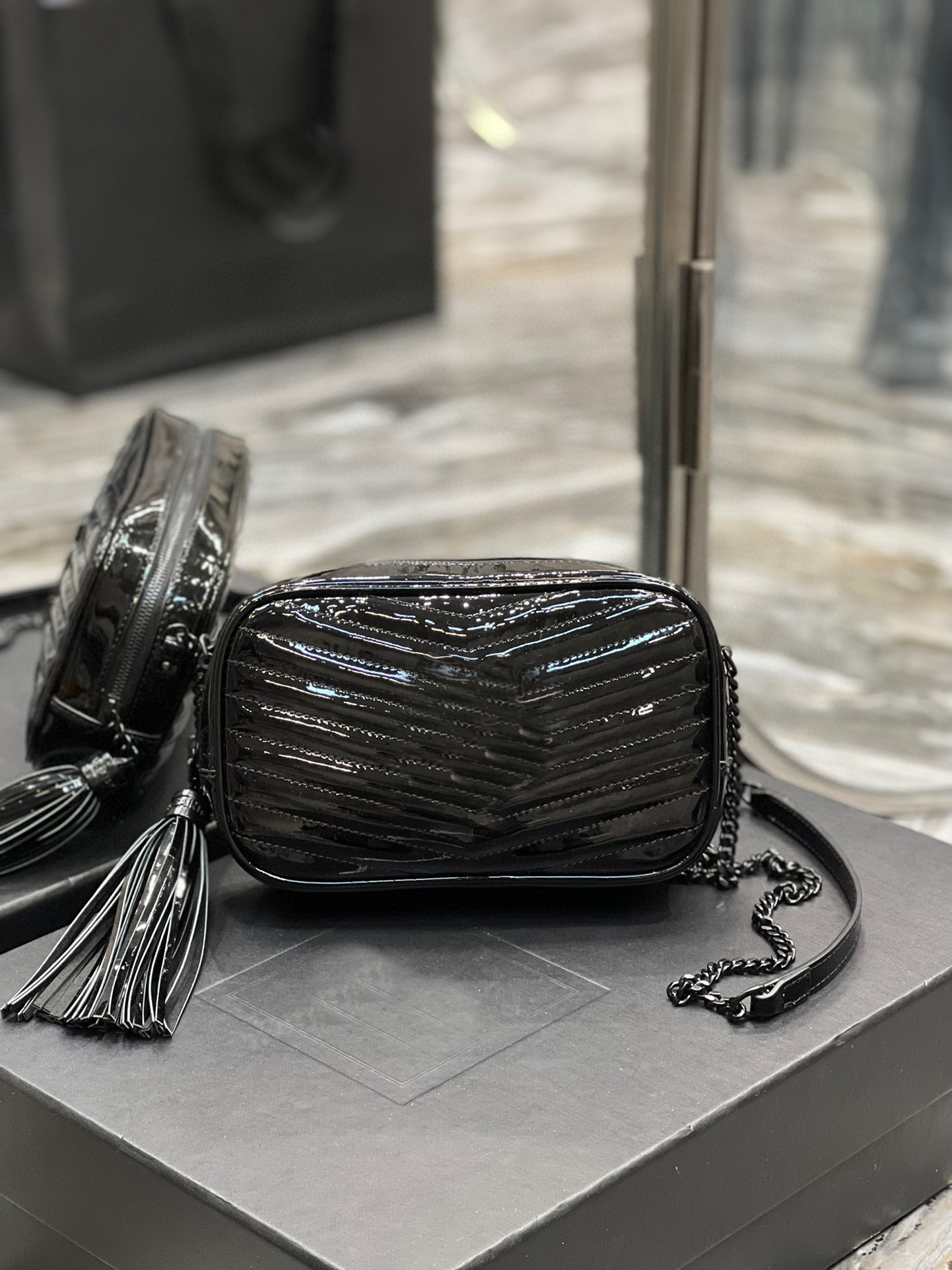 

Top cowhide Camera bag High quality crossbody bag with stylish fringe hanging inside and out full leather shoulder bag with slot in the bag is very practical, Black