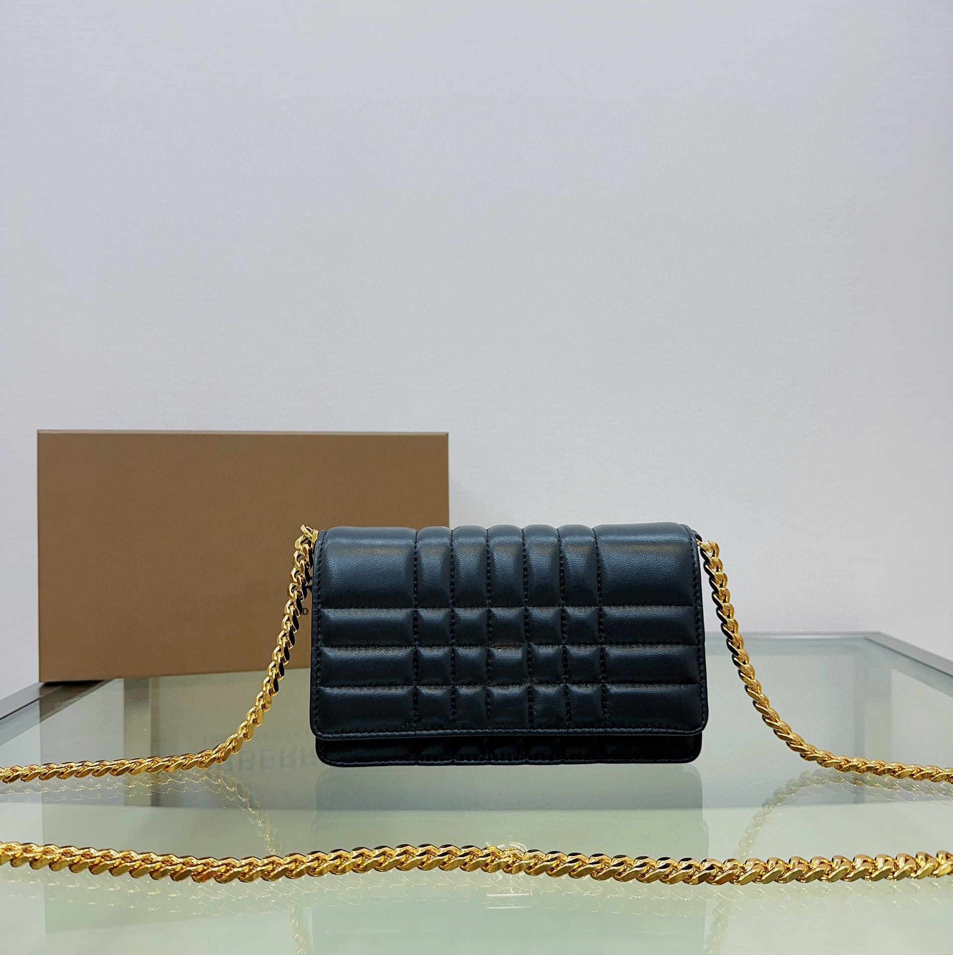 

2023 New women's crossbody bag high-end quality single shoulder bag sheepskin stripe clutch bag is very fashionable trend capacity can put daily necessities